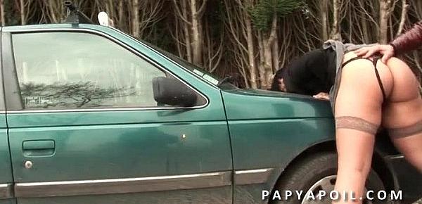  Papy baise une grosse coquine avec un pote qui la sodomise sur la voiture